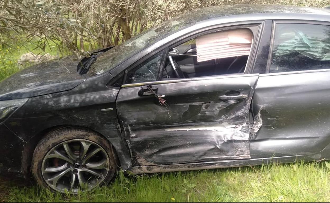 Imagen del vehículo abandonado por el conductor fugado tras la persecución.