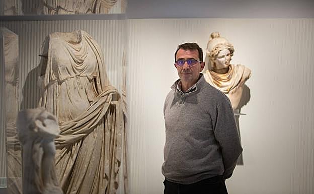 El director, en la sala tres del Museo. 