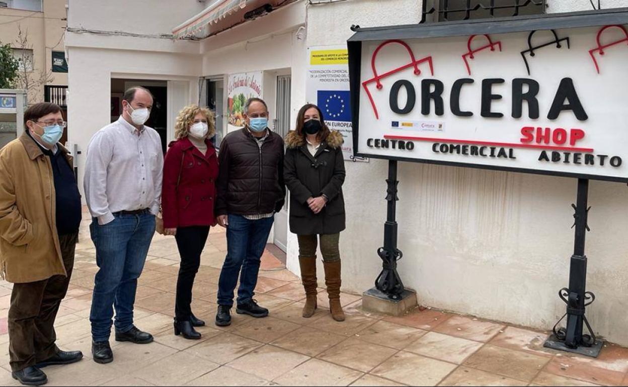 Catalina Madueño y Juan Francisco Fernández, entre otros, en la inauguración.