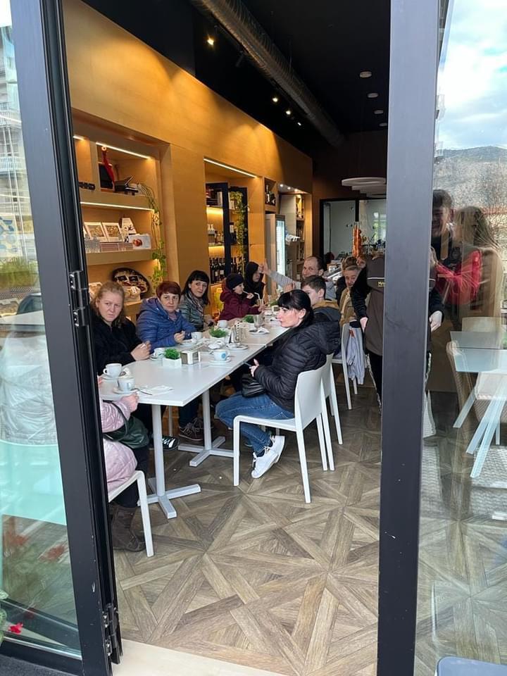 Los refugiados ucranianos, en una cafetería de Loja.