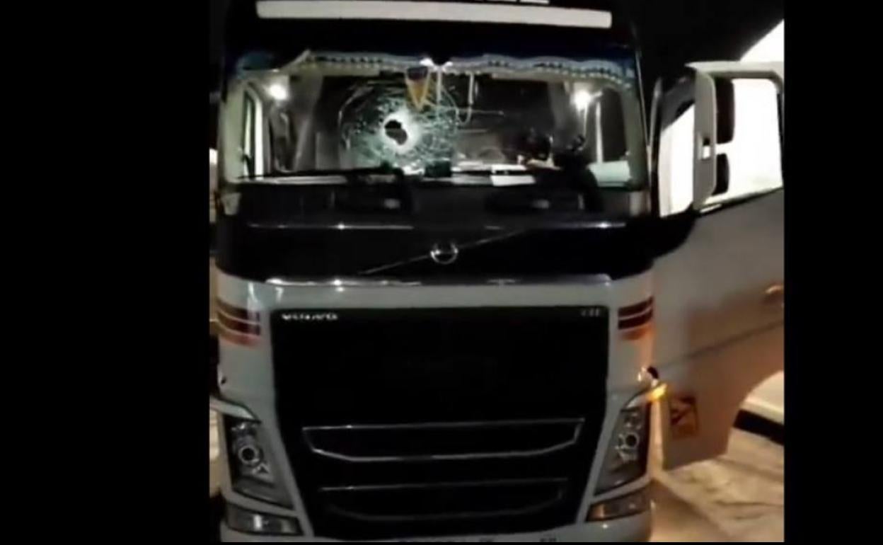 Camión atacado al principio del paro en el área de servicio Andamur, en Guarromán. 