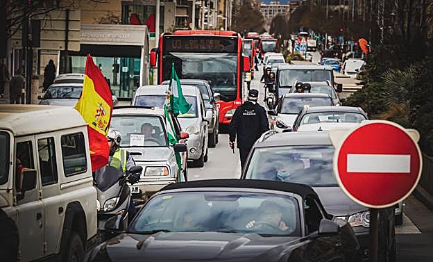 Los transportistas pasean su protesta por el centro de la ciudad con dos horas y media de caravana lenta