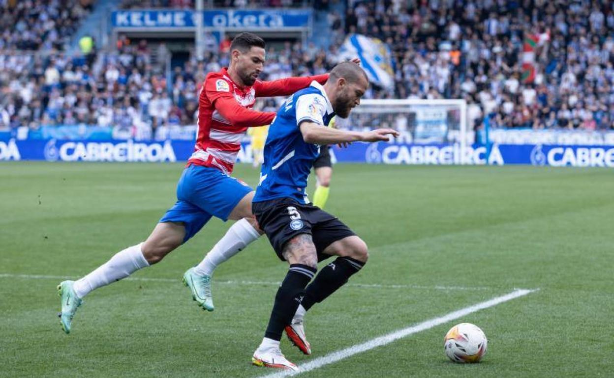Puertas se abalanza sobre Laguardia. 