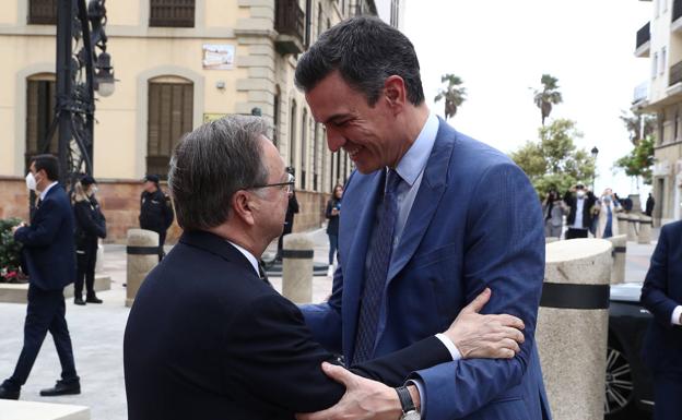 Sánchez saluda al presidente de Ceuta, Juan Jesús Vivas, a su llegada a la ciudad autónoma. 