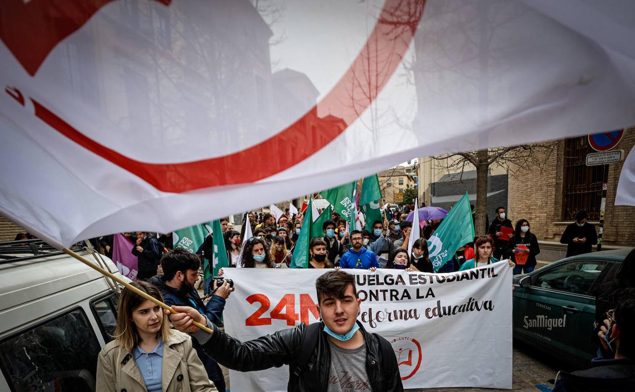 El movimiento estudiantil sale a la calle en Granada para protestar contra la reforma educativa