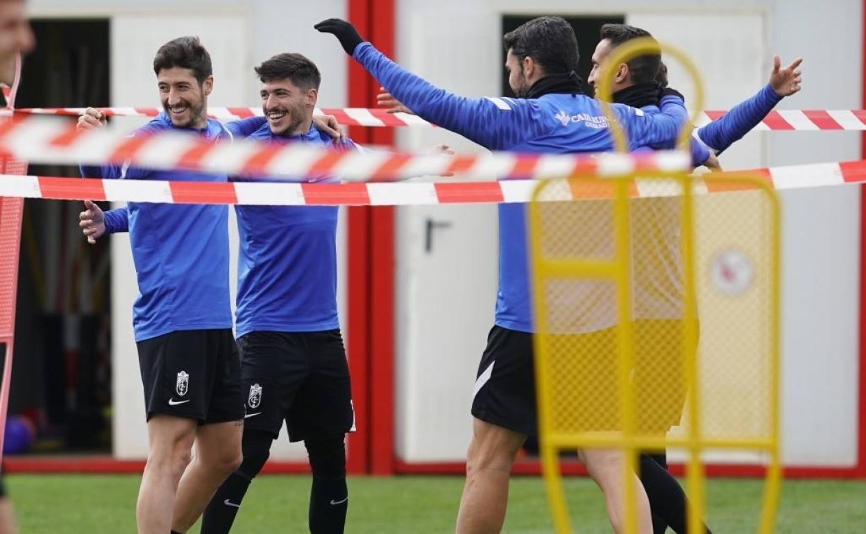 Escudero abraza a Neva en un entrenamiento anterior. 