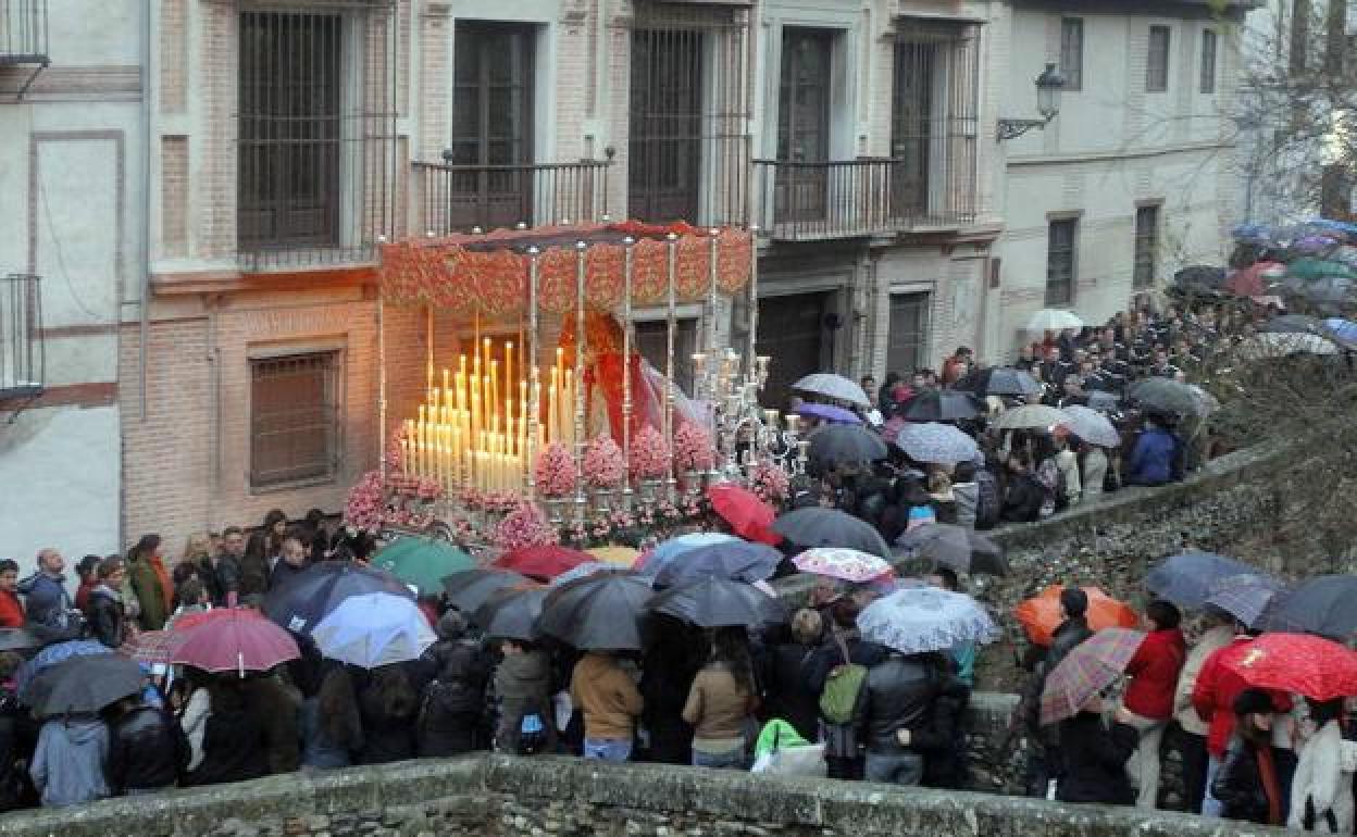 Imagen de archivo de la lluvia en el Lunes Santo en Granada.