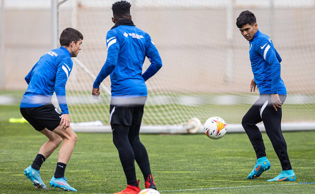 Matías Arezo, probable titular en La Victoria, juega un balón en el entrenamiento de ayer ante Soro y Eteki.