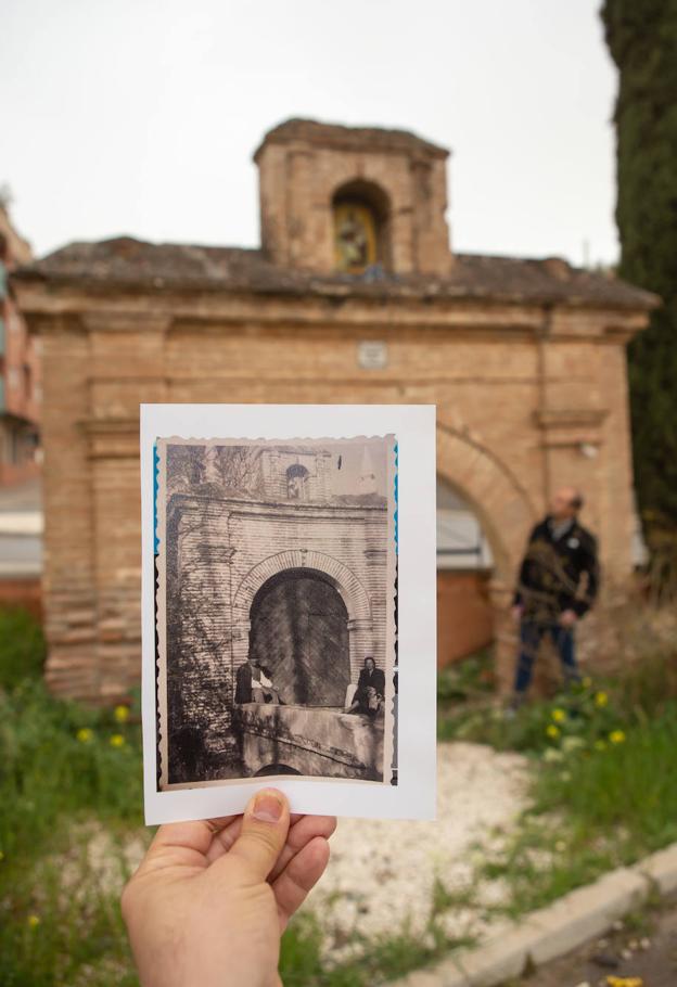 Imagen comparativa de la puerta con fotos de los años cincuenta y actuales. 