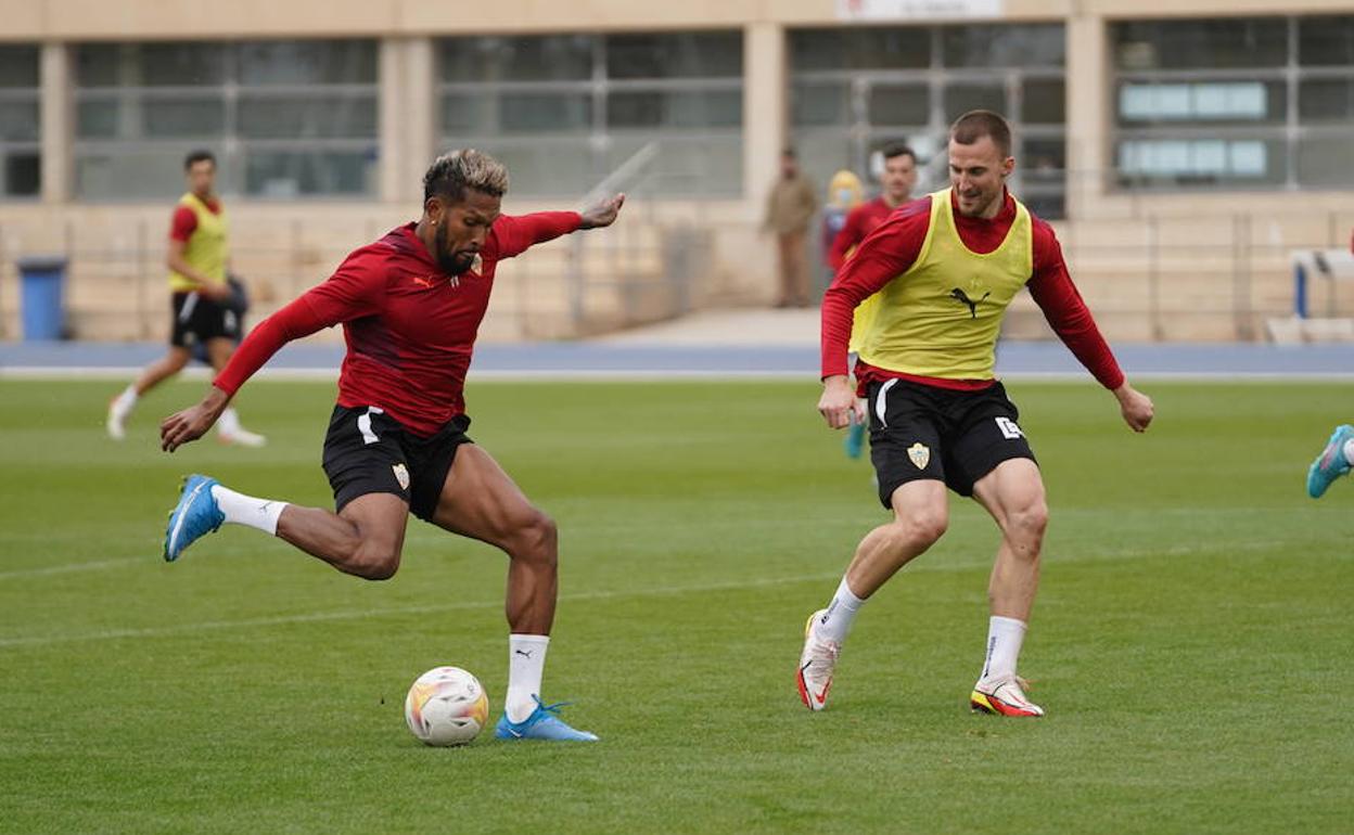 Dyego Sousa intenta el regate ante Rodrigo Ely, con Arvin Appiah a la espera del pase.