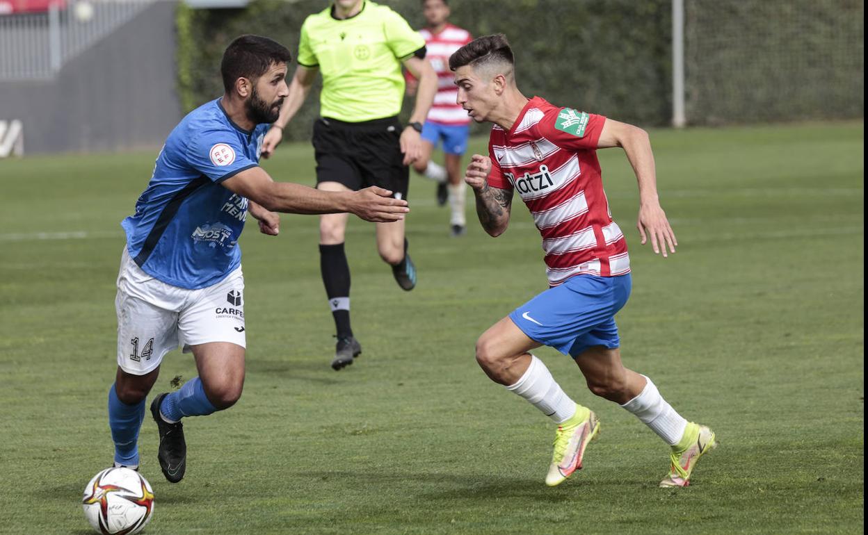 Jugada del partido entre el Recreativo y el Mar Menor