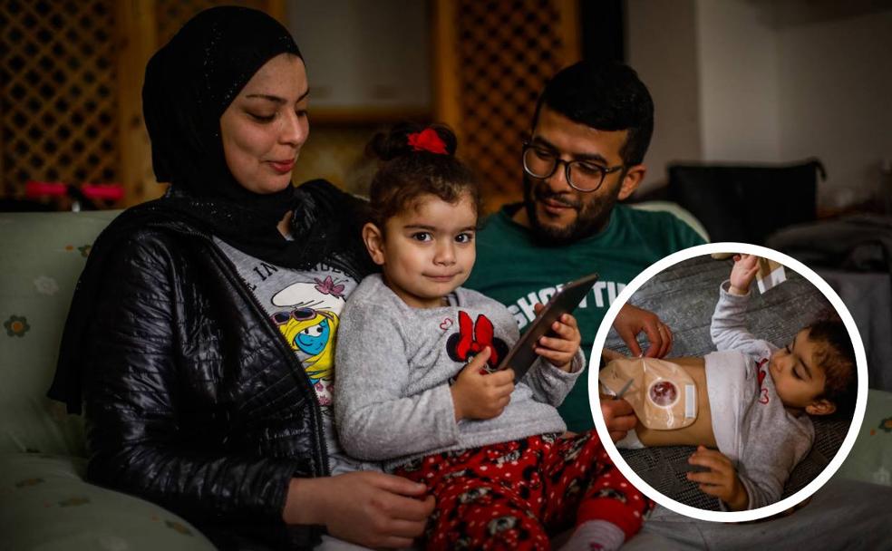 Kautar, Hiba y Zouhair, que se han desplazado de Marruecos a Granada para curar a la pequeña.