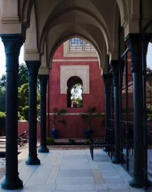 Imagen secundaria 2 - Vista exterior y detalles de la mansión. 