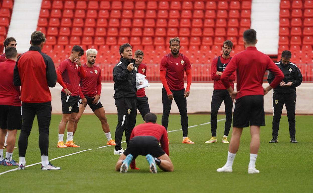 Rubi da instrucciones a sus jugadores antes de la sesión de ayer en el campo principal del Estadio de los Juegos Mediterráneos.