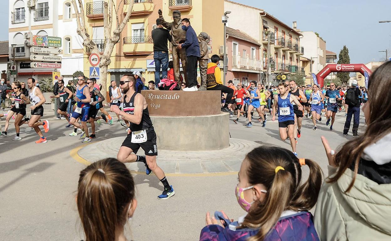 Los corredores toman la salida en la carrera popular Ruta de los Secaderos de Cúllar Vega.
