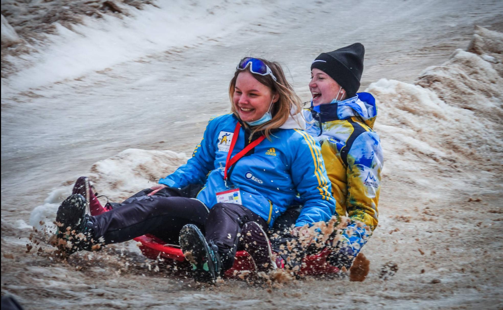 Dos niñas ucranianas se tiran en trineo por las pistas del Mirlo Blanco, en Sierra Nevada. 