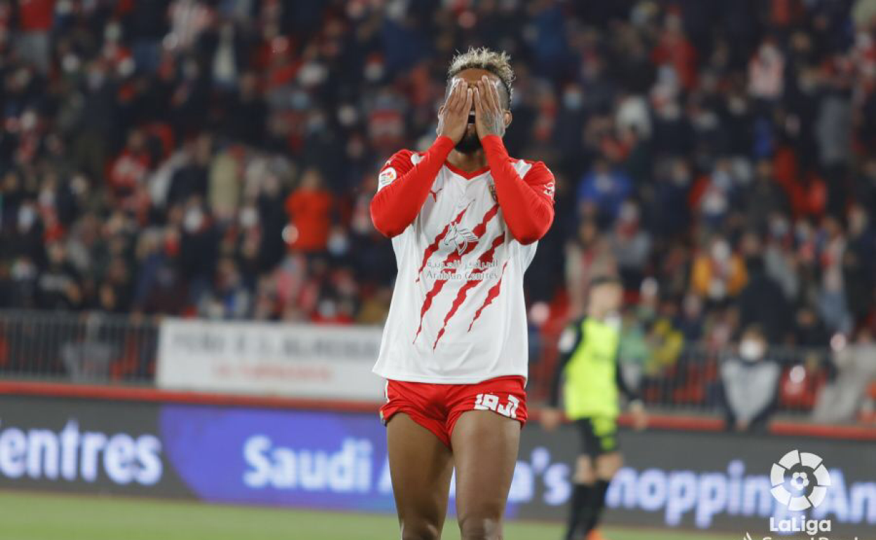 Un jugador del Almería se lamenta de una acción durante el partido ante el Girona. 