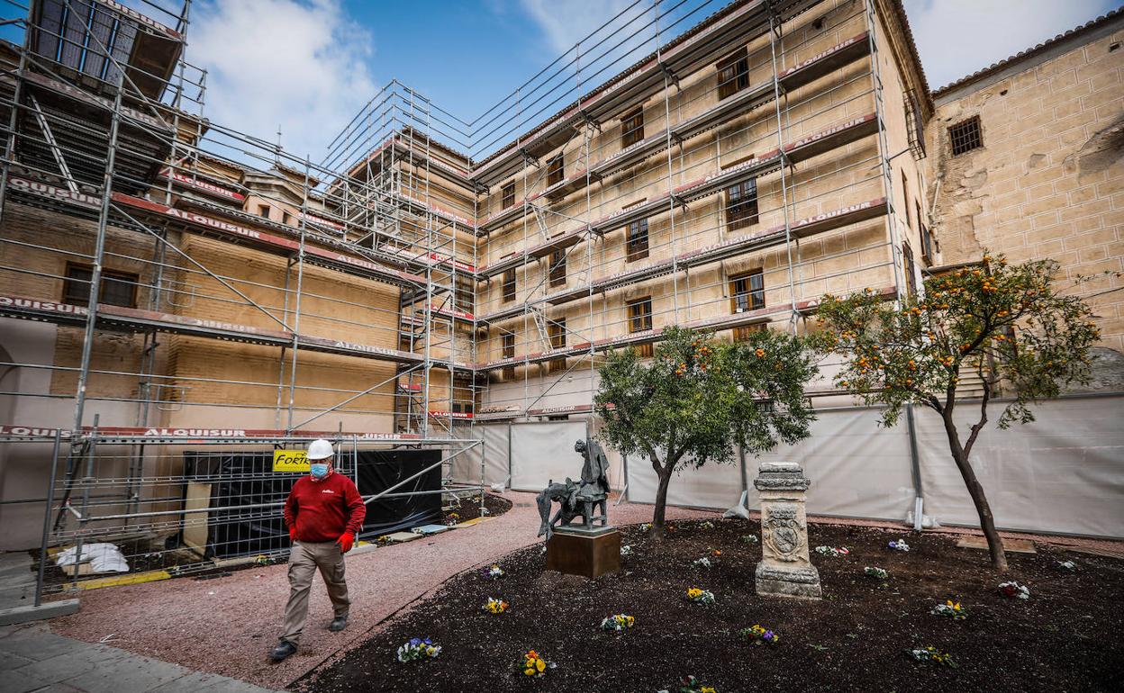 Andamios en las fachadas de la Abadía del Sacromonte, que se rehabilitarán con el Plan Alhambra. 