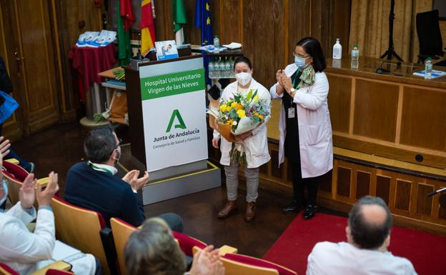 Ana recibe un ramo de flores de parte de la gerente de su hospital. 