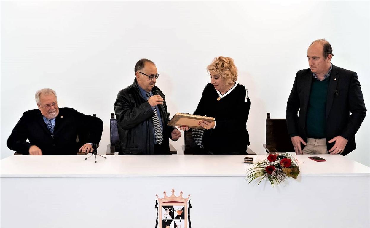 María José Sáez recibe su placa. 