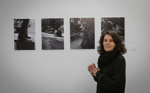 Lola Maleno con algunas de sus fotos en la exposición. 