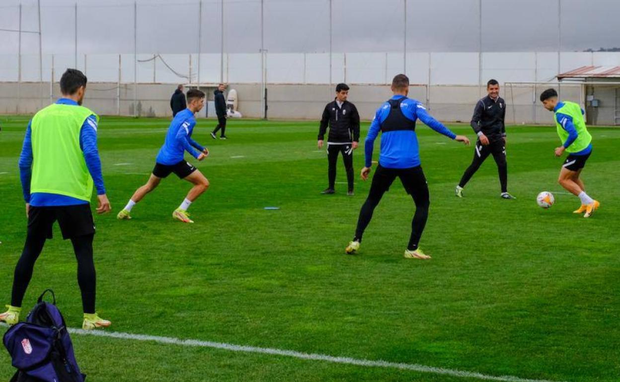 Rubén Torrecilla aprieta a sus futbolistas durante un ejercicio de posesión. 