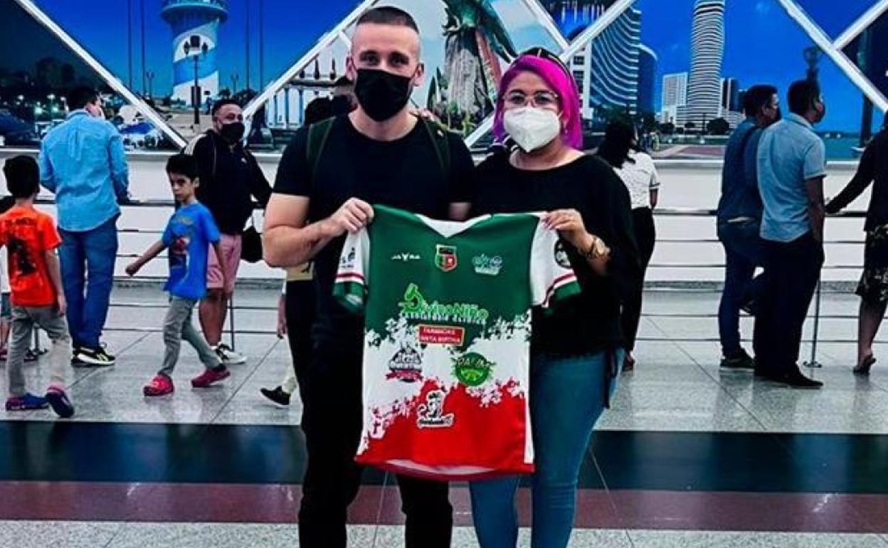 El entrenador de fútbol granadino Kevin Vidaña posa con la camiseta de su nuevo equipo. 