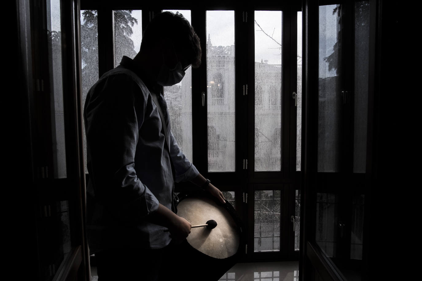 J. M. ensaya en la casa de hermandad del Silencio en la Gran Vía. 