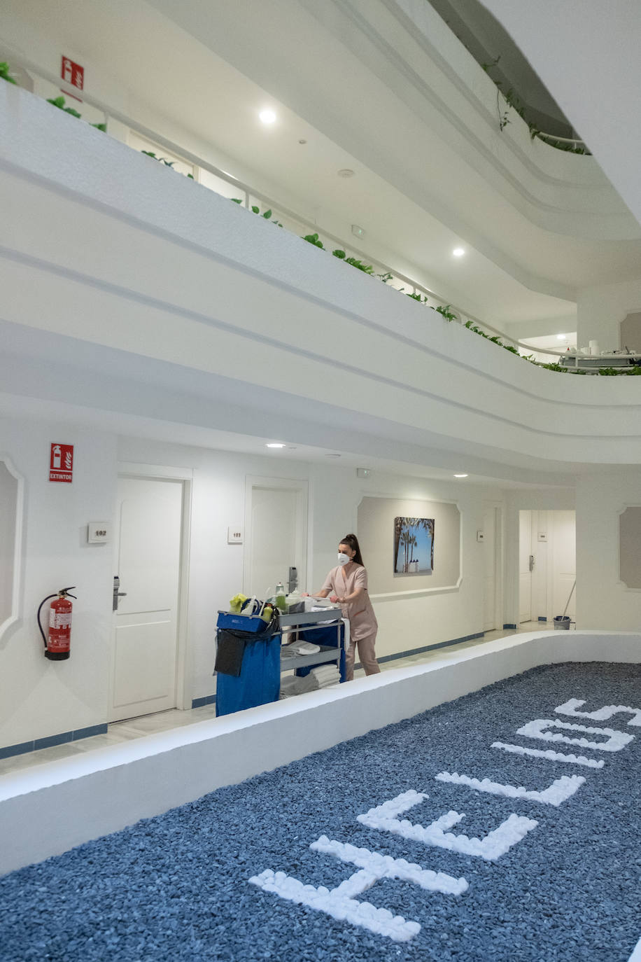 Los preparativos de los hoteles de la Costa para Semana Santa tanto en el Hotel Helios como en el Albayzín del Mar