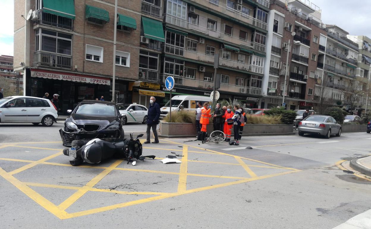 Sanitarios atienden a un herido tras un accidente que tuvo lugar la semana pasada.