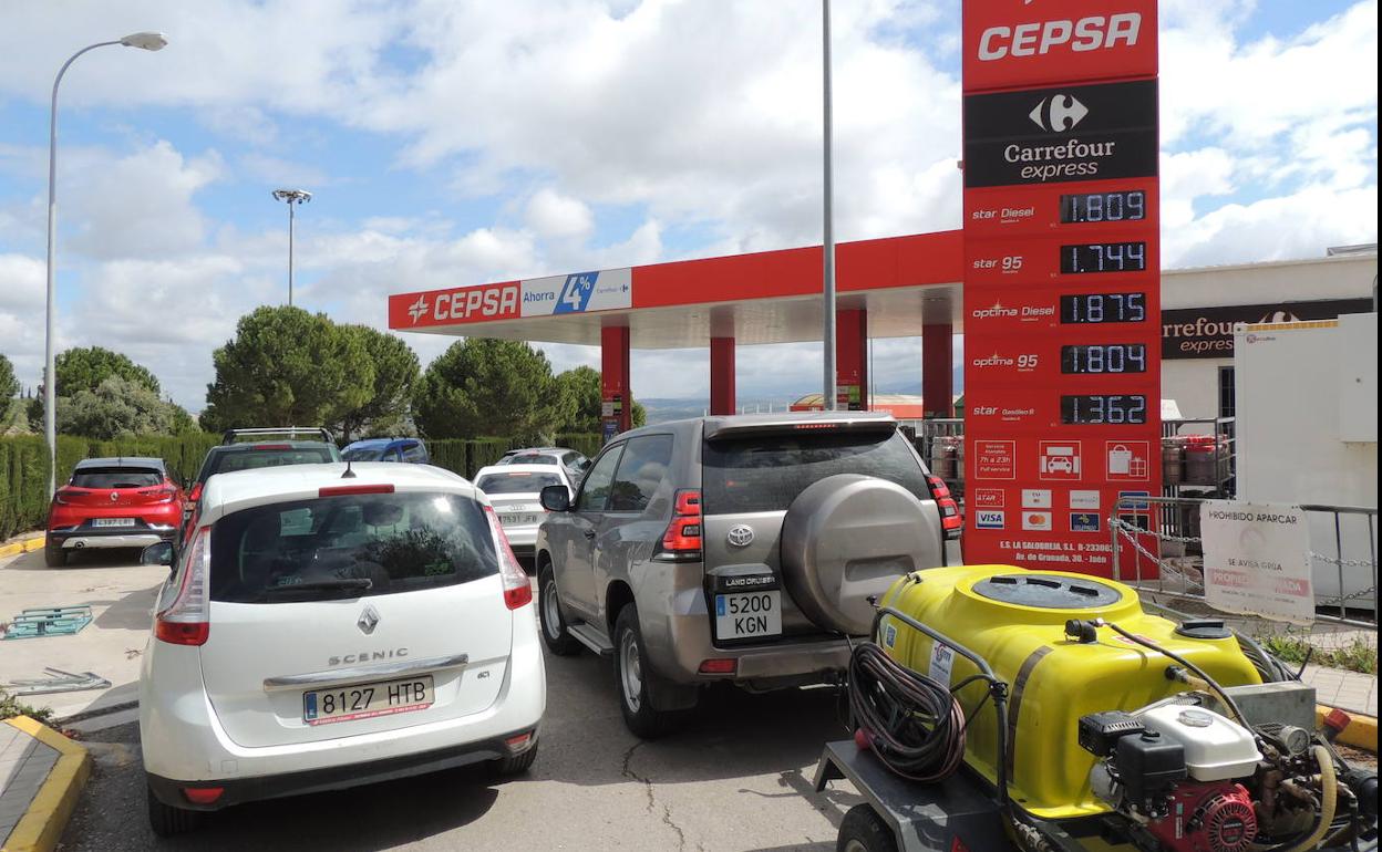 Gasolinera jienense de La Salobreja, este viernes, y precios antes de la bonificación. 