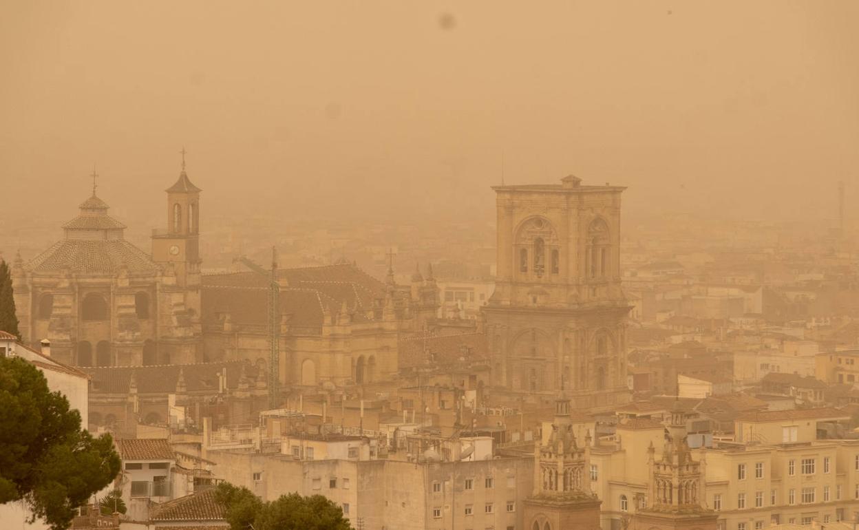 Un experto pide no pintar las manchas de la calima: habrá nuevas tormentas de polvo en Andalucía