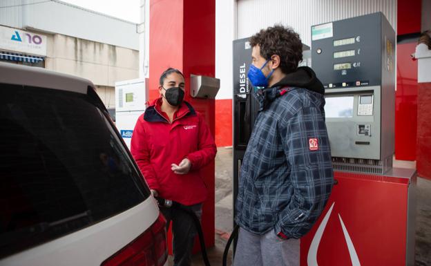 La afluencia a las gasolineras ha aumentado hoy un 30% en comparación con ayer. 