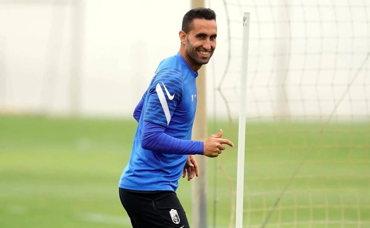 Ángel Montoro sonríe mientras trabaja aparte de sus compañeros. 