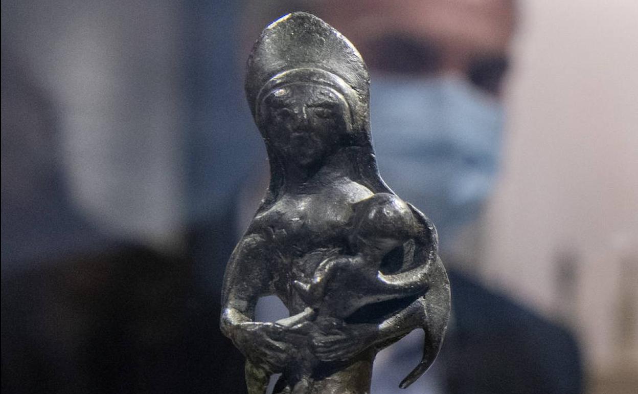 La diosa de la fecundidad, una figura de una mujer amamantando a un niño, se trata de una divinidad y no de un exvoto, la excepción que forma parte de la exposición. 