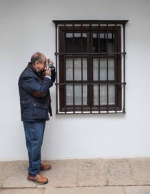 Imagen secundaria 2 - Pepe Romero con la Kodak que heredó de su padre, su cámara preferida. 