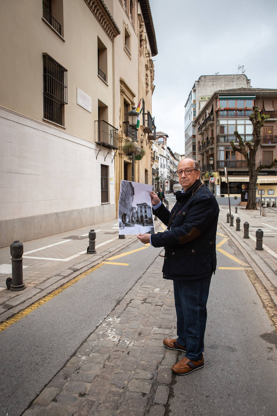 Pepe Romero muestra muestra una foto de la calle Pavaneras realizada por él en 1963 desde el mismo sitio y con el mismo encuadre. 