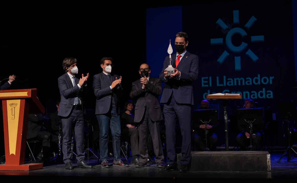 Víctor Alarcón recibe el premio de Canal Sur. 
