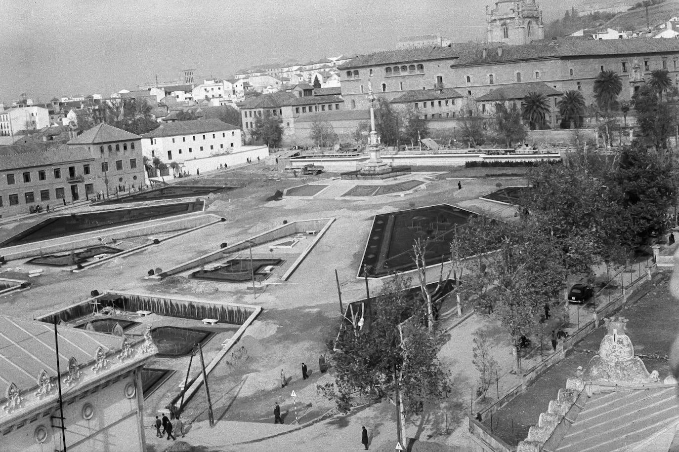 Plaza del Triunfo. Al fondo, iglesia de los Salesianos y Hospital Real en 1960.