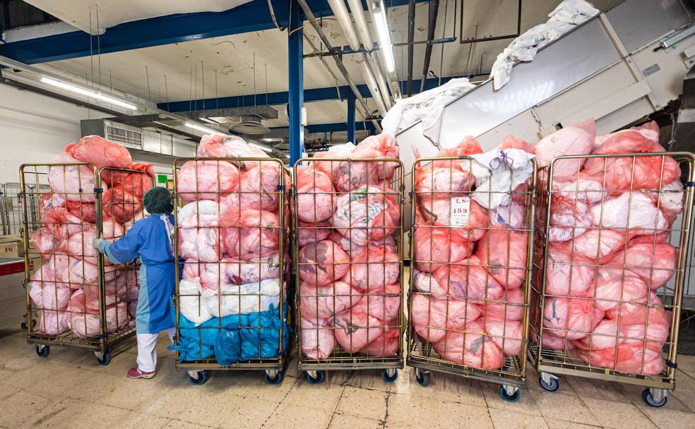 Con la llegada de la pandemia las bolsas rojas con ropa infectada forman pequeñas montañas. 