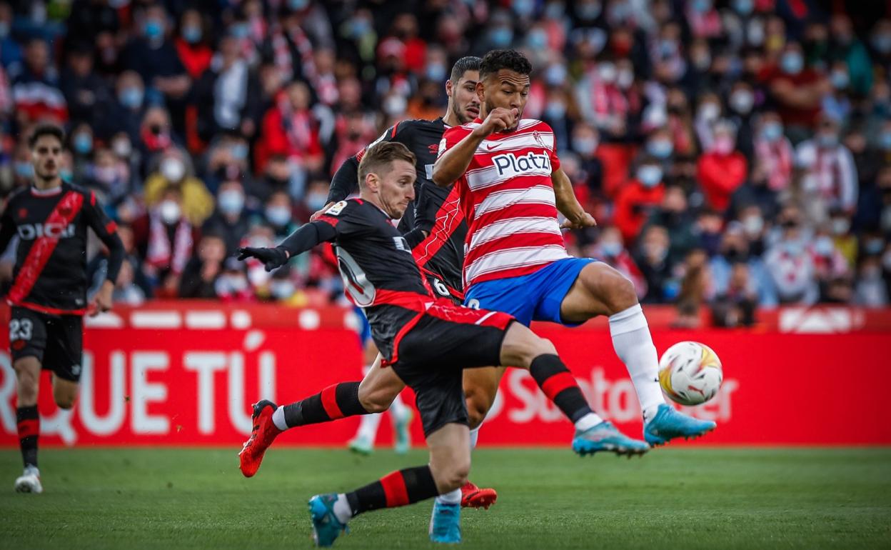 Suárez presiona a Balliu. 