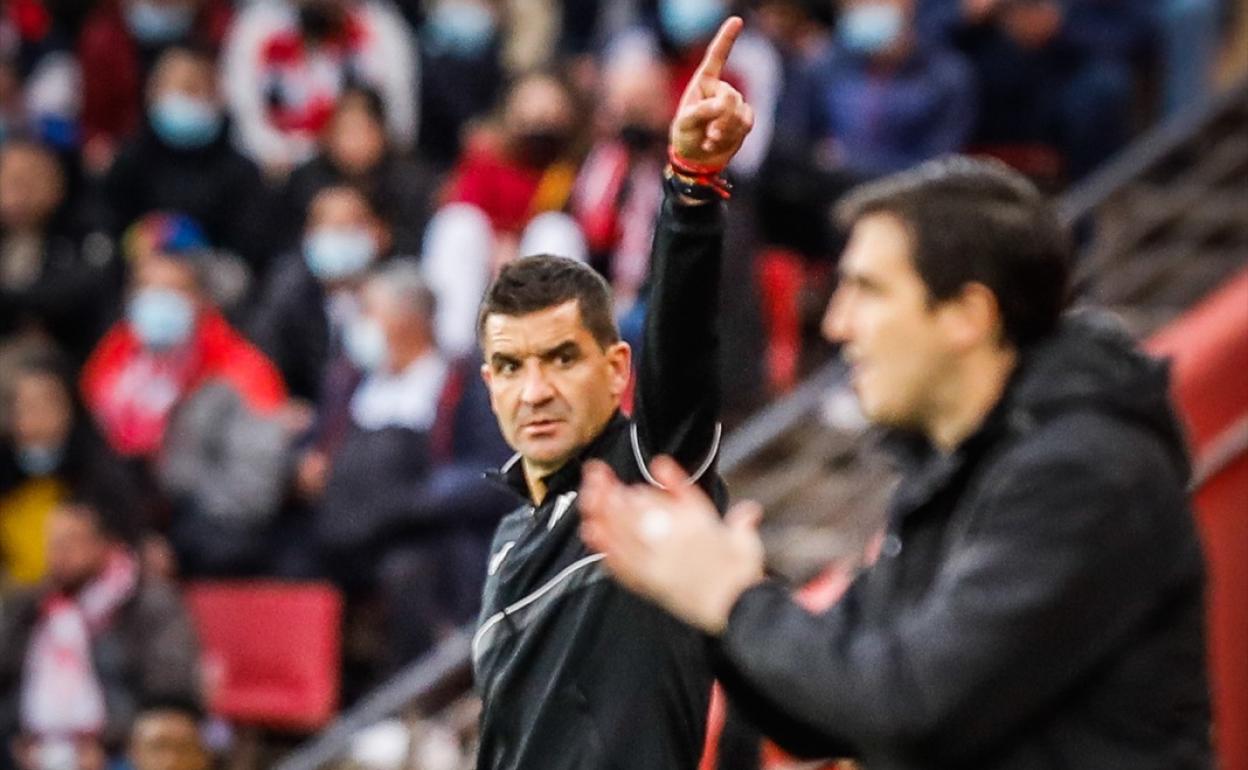 Rubén Torrecilla da indicaciones durante el partido. 