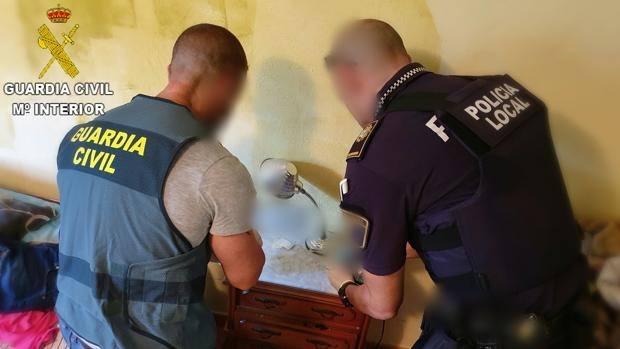 Guardia Civil y Policía Local en la vivienda de Tabernas.