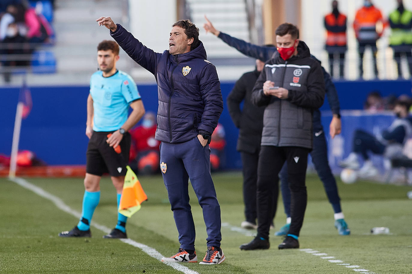 Rubi hace indicaciones desde la banda en el partido de El Aloraz. 