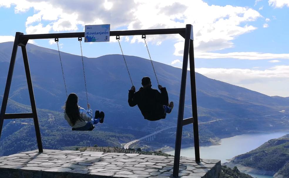 Columpio situado en la Ruta del Pescado de Lanjarón.