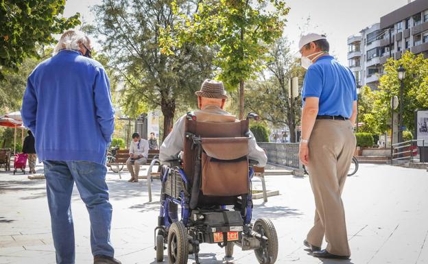 Abuelos en el centro de Granada.