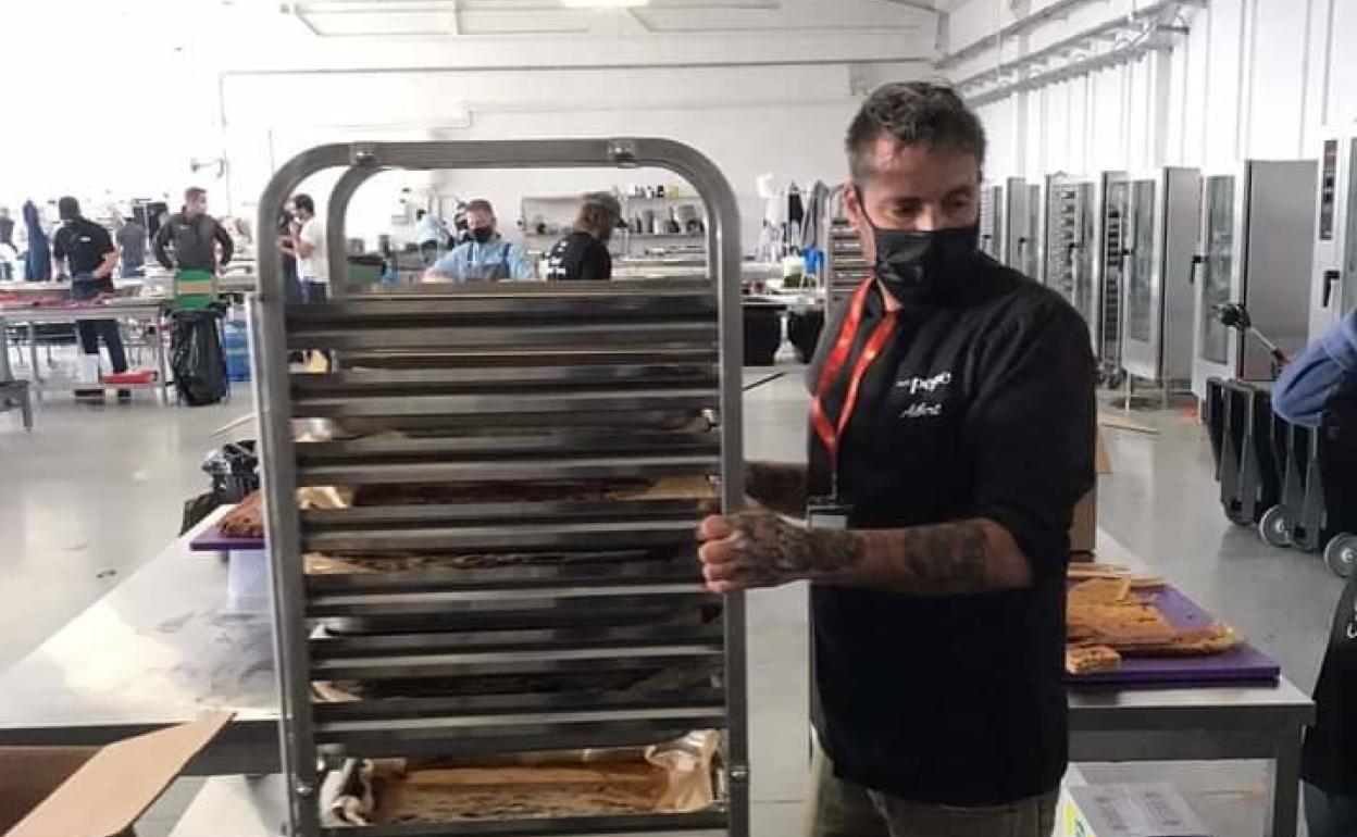 El cocinero de La Herradura Albert Iniesta en las cocinas de la ONG World Central Kitchen en la frontera de Ucrania. 