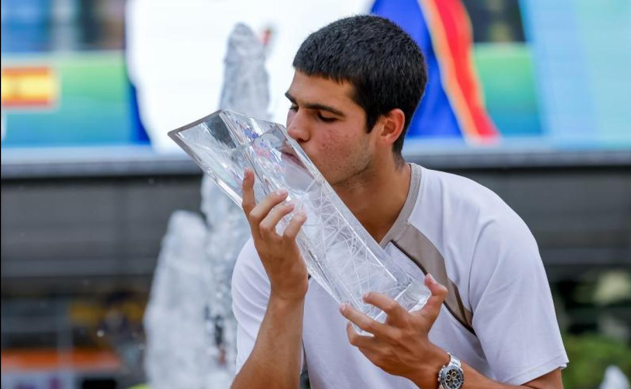 Carlos Alcaraz besa el trofeo conquistado en Miami.