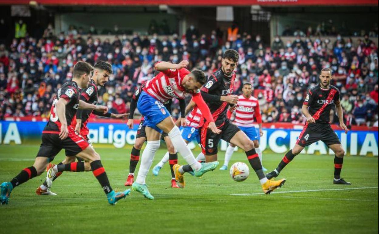 Antonio Puertas arma un disparo frente al Rayo Vallecano. 