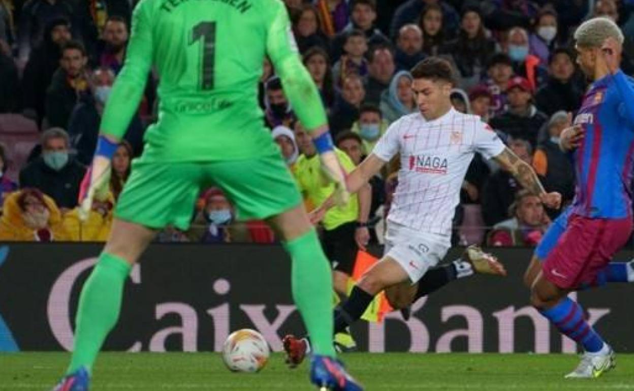 Montiel centra ante Araújo en el partido del Camp Nou. 